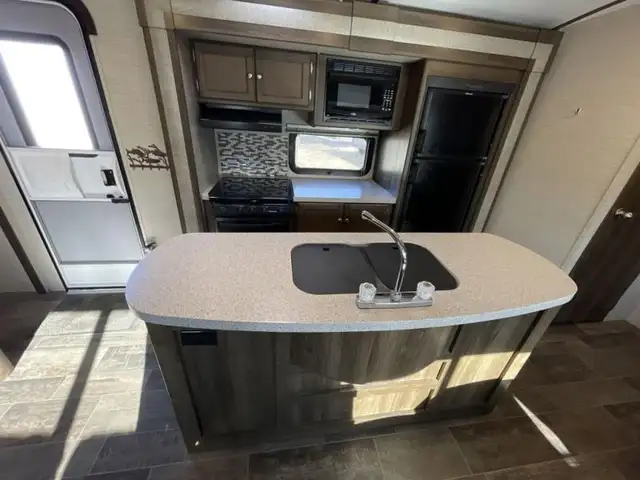 2017 Keystone RV Premier Ultra Lite 26RBPR in Travel Trailers & Campers in Kamloops - Image 5