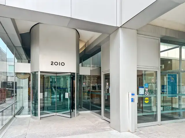 Office space for rent for 4 persons in Royal Bank Building in Commercial & Office Space for Rent in Regina - Image 4