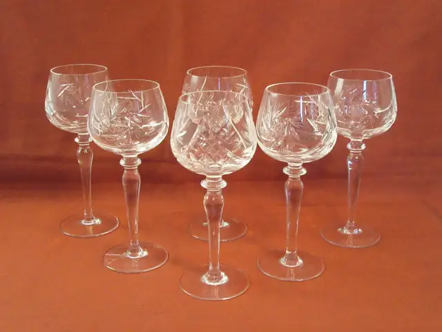 Set of 6 Vintage Pattern Pinwheel & Fan Cut-Crystal Wine Goblets in Kitchen & Dining Wares in City of Montréal - Image 7