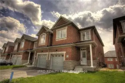 RICHMOND HILLHOUSE 3 BEDROOMS 3 BATHROOMS 3 PARKING End-unit linked 2-storey townhouse, only the gar...
