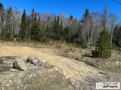 -dans un coin paisible en plein développement avec accès privé au lac et a la plage ,le terrain se s...