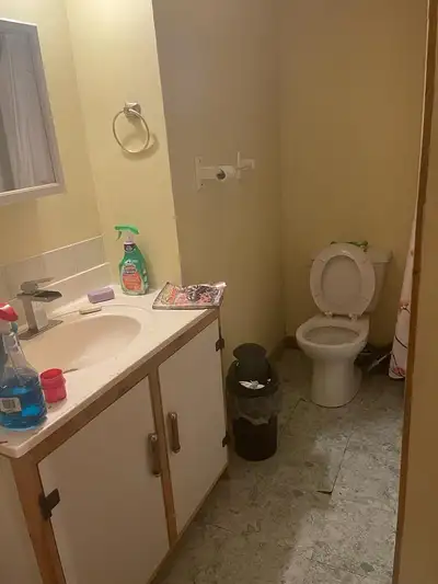 ROOM FOR RENT IN $500 PER MONTH RENT: $500 / MONTH ROOM ON ground floor and SECOND FLOOR ROOMs Have...
