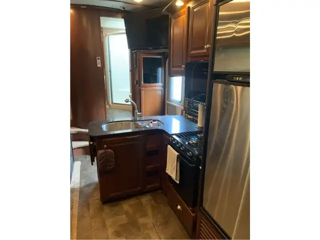 2014 Dutchmen Voltage V3200 TOY HAULER 36' OAL 10'GARAGE in Cargo & Utility Trailers in Guelph - Image 9