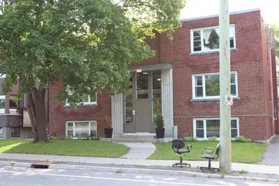 272 Byron Avenue Spacious 2nd level 2 bedroom apartment in the heart of the Glebe. Eat in kitchen wi...