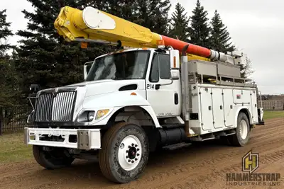 2002 INTERNATIONAL 7400 Bucket & Digger Derrick Truck w/ ALTEC AM650 Boom Crane MaxxForce DT466 7.6L...