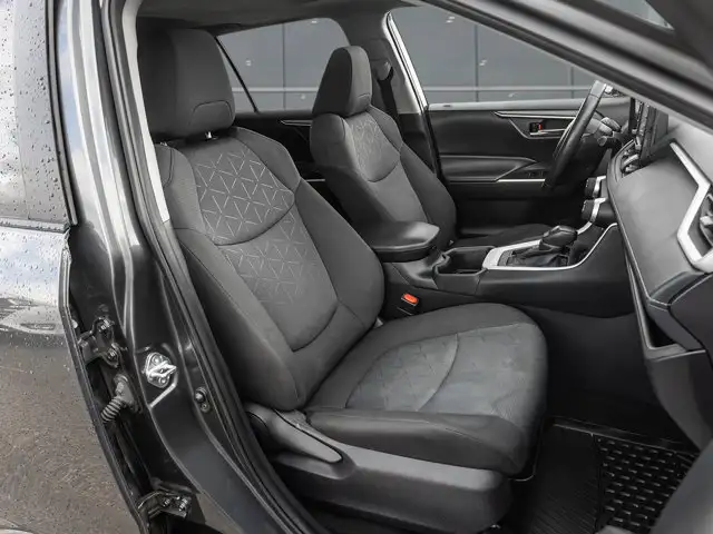 2022 Toyota RAV4 XLE AWD | Sunroof | Heated Steering | CarPlayS in Cars & Trucks in Guelph - Image 24