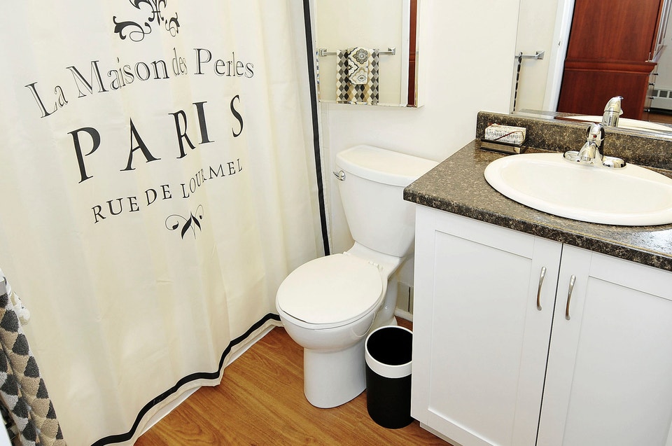 2 bed- 1 bath Available NOW!! GATINEAU HILLS VIEW!! 5