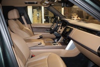 This Land Rover Range Rover has a dependable Twin Turbo Premium Unleaded V-8 4.4 L/268 engine poweri... (image 9)