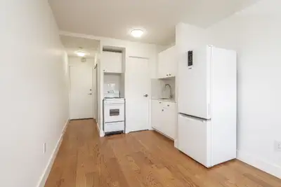 Renovated bachelor at St. Clarens and Dupont - ID 3261