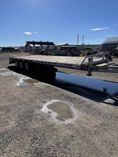 2001 Tridem Flatdeck Trailer - 30’ flat deck plus 6’ beaver tail with flip up ramps - 10,200 KG axle...