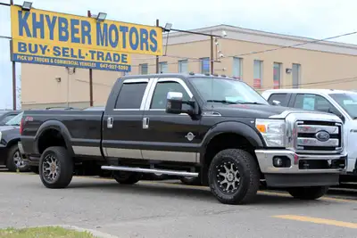 2015 Ford F-350 Super Duty XLT 4x4 6.2L GAS Crew Cab 8Ft Bed with 221,140 original kilometers. Beaut...