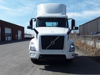 2018 Volvo VNR64 2018 VOLVO VNR64T 300 Tandem Axle Tractor - Automatic transmission-52000 GVW. Cette... (image 1)