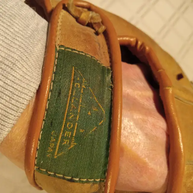 Vintage Dean Chance Youth Baseball Glove / Mitt  Trio Hollander in Baseball & Softball in Belleville - Image 6