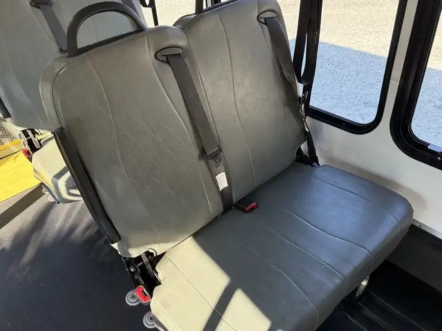 2016 Ford E-350 Econoline Super Duty 8 Passenger Wheelchair Acce in Heavy Trucks in City of Montréal - Image 19