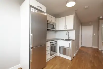 Renovated Bachelor, Dufferin and Dupont - ID 998