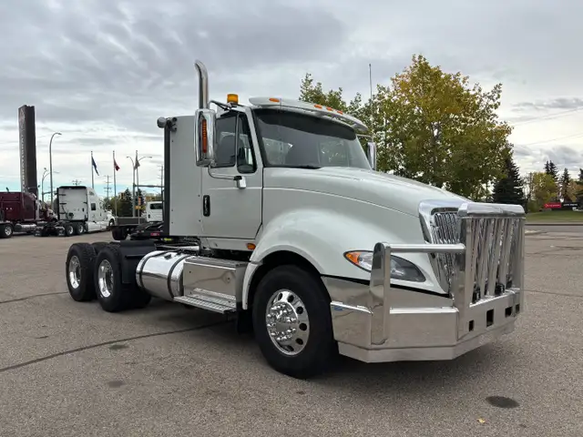 2016 International Prostar Daycab, Cummins engine, 18spd Manual in Heavy Trucks in Saskatoon - Image 2