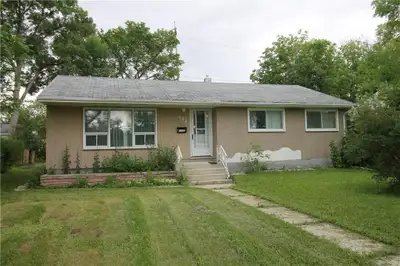 1D//Winnipeg/SS 07/30. Calling all Handyman, Builders, Investors and Flippers. This property feature...