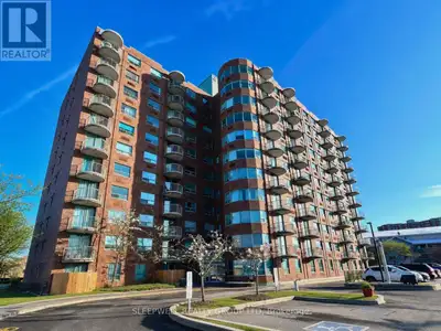 Beautifully updated top-floor suite offering sweeping panoramic views in an unbeatable location. Thi...