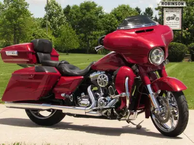 10,400 Miles - Beautiful Paint, Lots of Chrome This Gorgeous 2016 Screamin' Eagle CVO Street Glide w...