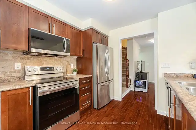 Sun-filled 3-bedroom, 3-storey Freehold end-unit townhouse in Houses for Sale in Oakville / Halton Region - Image 4