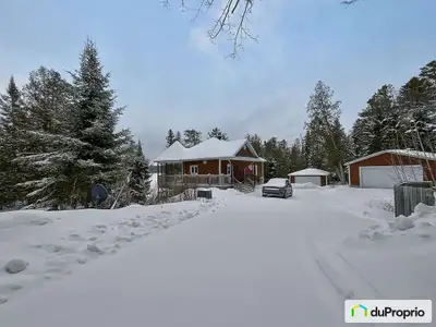 Propriété de 3.4 acres aux abords du lac Pemichangan comprenant la résidence principale, deux garage...