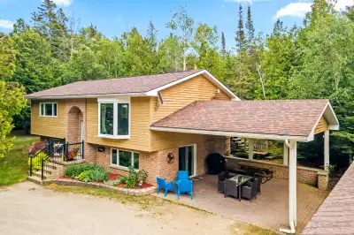 Beautifully maintained three-bedroom home located conveniently close to Tobermory. Situated for opti...