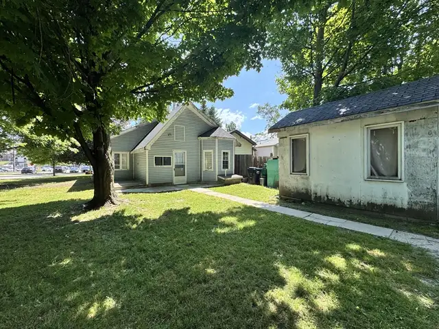 Cozy 2 Bed, 1 Bath Bungalow Near Downtown in Long Term Rentals in Barrie - Image 17