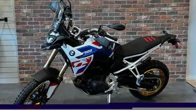 Engine Type: Parallel Twin Displacement: 54.6 cu. in. (895 cc) Bore and Stroke: Bore: 3.4 in. (86 mm...