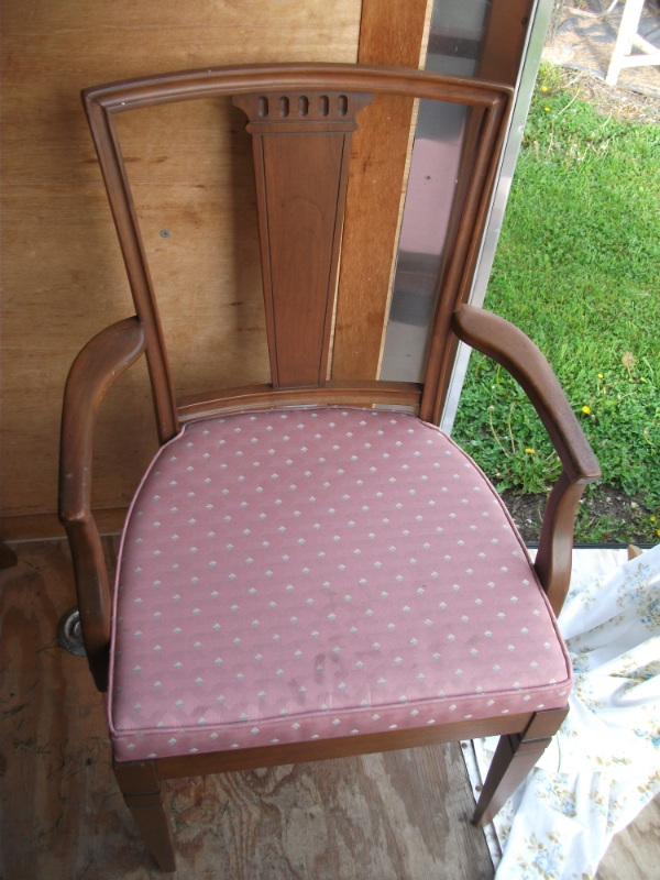 Nice Walnut Dining Table and Six Chairs in Dining Tables & Sets in Belleville - Image 7