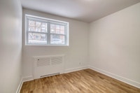 Akelius one bedroom apartment for rent. Located near avenue Clanranald in the Cote-des-Neiges neighb... (image 7)