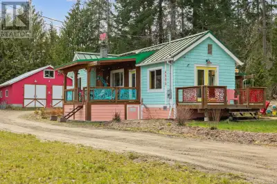 Welcome to Creekside Cottage, an exceptional 1.9-acre property, nestled across from the ocean, offer...