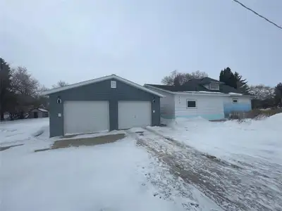 R36//Wellwood/Quiet small town living at its finest! This property boast a huge 6 lot yard with gard...