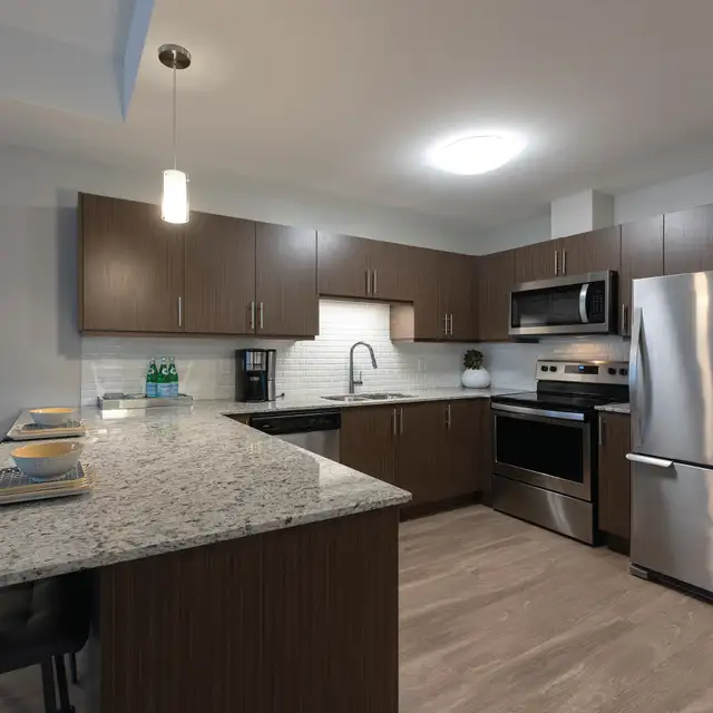 DESIRABLE 1 BED + DEN WITH DOWNTOWN ACCESS