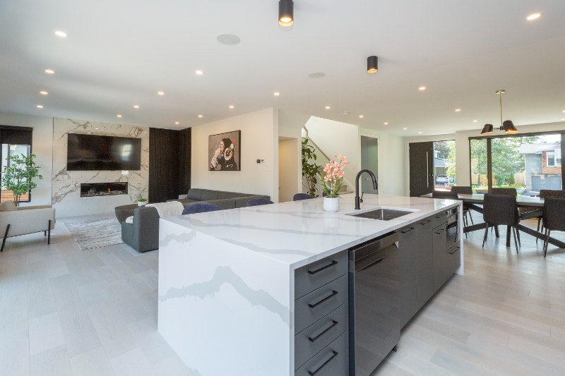 Luxury Home with 6 Beds + loft and 5 washrooms A must see Houses