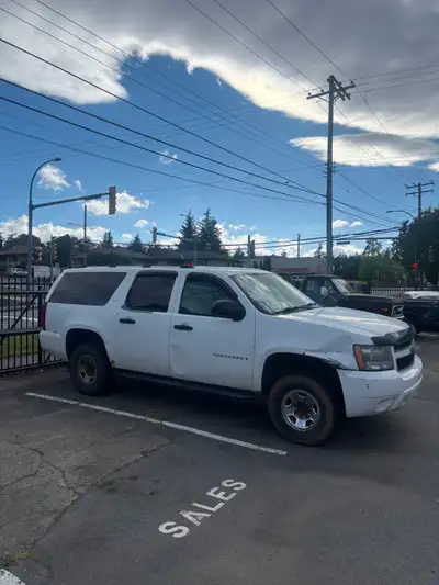 6.0L V8 4x4! Despite its rough looks this Suburban has a strong drivetrain. 6L LS is quiet, no ticks...