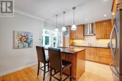 16 PLAINSMAN ROAD Mississauga (Streetsville), Ontario