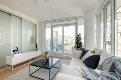 Bright 1 Bedroom Close to beach and Stanley Park Incentive: • 1 month free rent