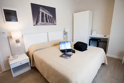 CHA MBRE  a l 1er etage meublee tout inclus  internet  stationne