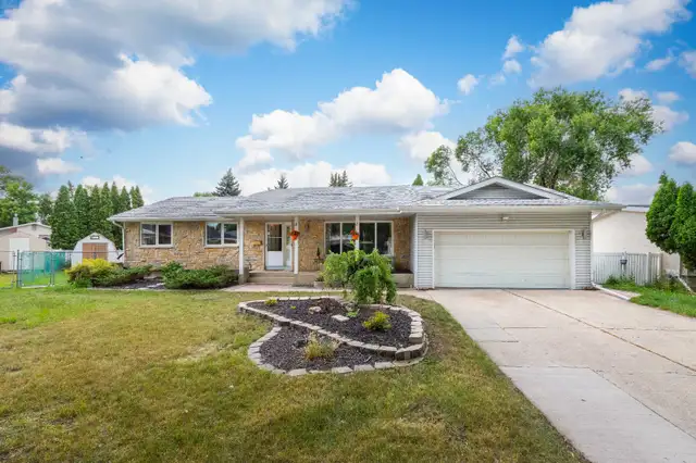 OH! Magnificent 5bdrm Bungalow nestled on a quiet cul-de-sac!