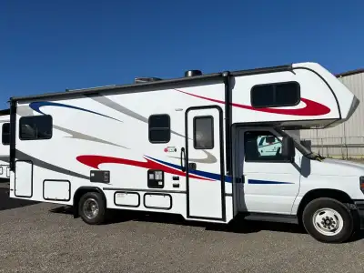 Class C Motorhome FEATURES LIST Vehicle 6 Seatbelts 6 Sleeps AGM Batteries Back-up Camera Enclosed H...