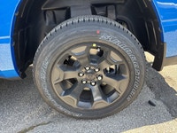 3.55 REAR AXLE RATIO,TIRES: 275/55R20 OWL ALL-SEASON (STD),BLACK MOPAR TUBULAR SIDE STEPS,REAR WHEEL... (image 7)