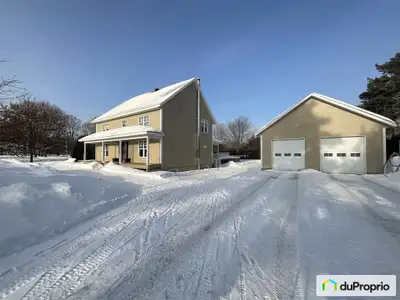 Superbe maison unifamiliale de 2 étages avec sous-sol, offrant confort, espace et polyvalence. La pr...