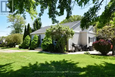Country charmer on a massive lot only 10 minutes to the QEW! This beautifully landscaped property fe...