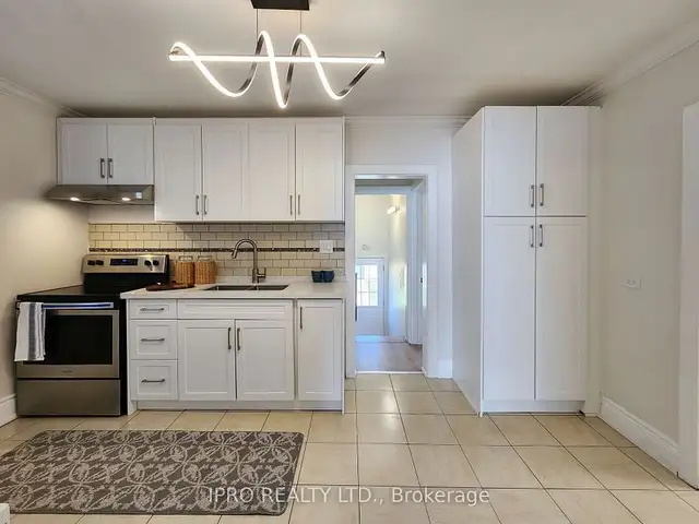 Beautifully renovated detached bungalow in Houses for Sale in Hamilton - Image 3