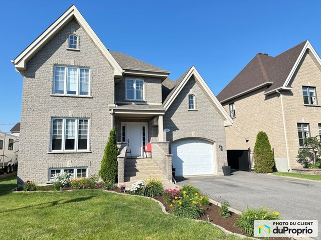 $850,000 - 2 Storey for sale in Ste-Julie — photo 1