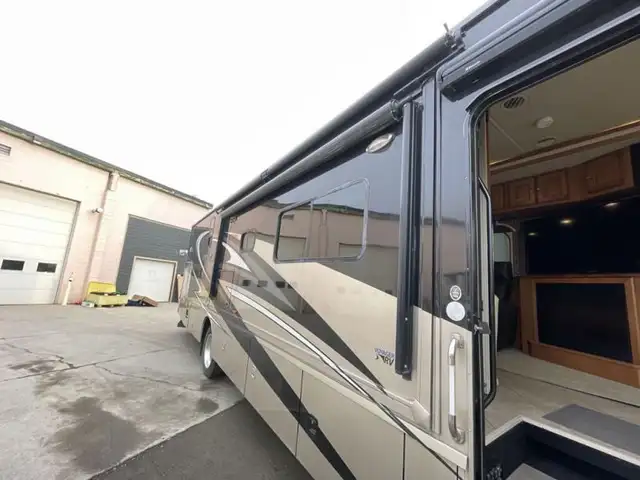 2014 Winnebago Adventurer 38Q in RVs & Motorhomes in Kamloops - Image 14