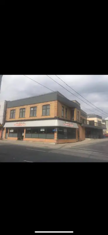 Restaurant / grande bâtisse à vendre ou à louer !!, View more
