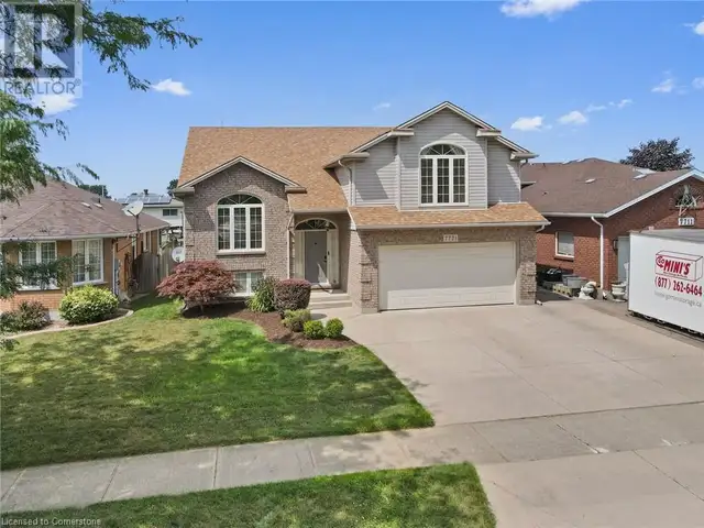 7721 PARKVIEW Crescent Niagara Falls, Ontario in Houses for Sale in St. Catharines - Image 4