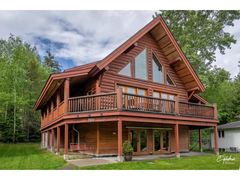 147 WEST LAKE DRIVE Christina Lake, British Columbia Houses for Sale