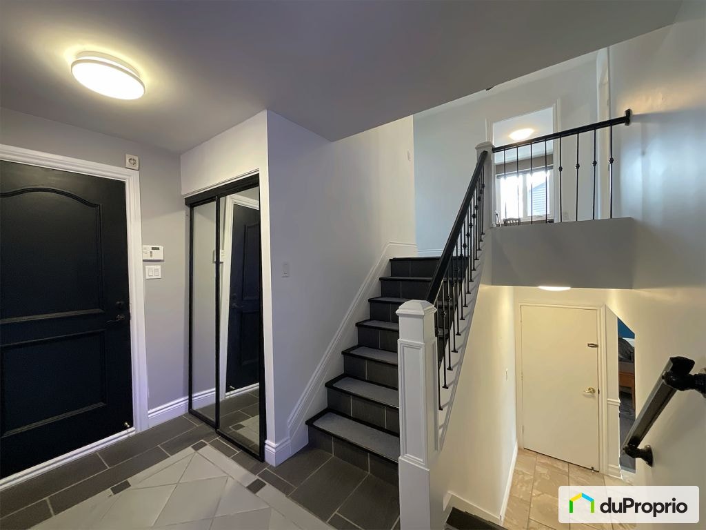 $969,900 - Split Level for sale in Kirkland — photo 2